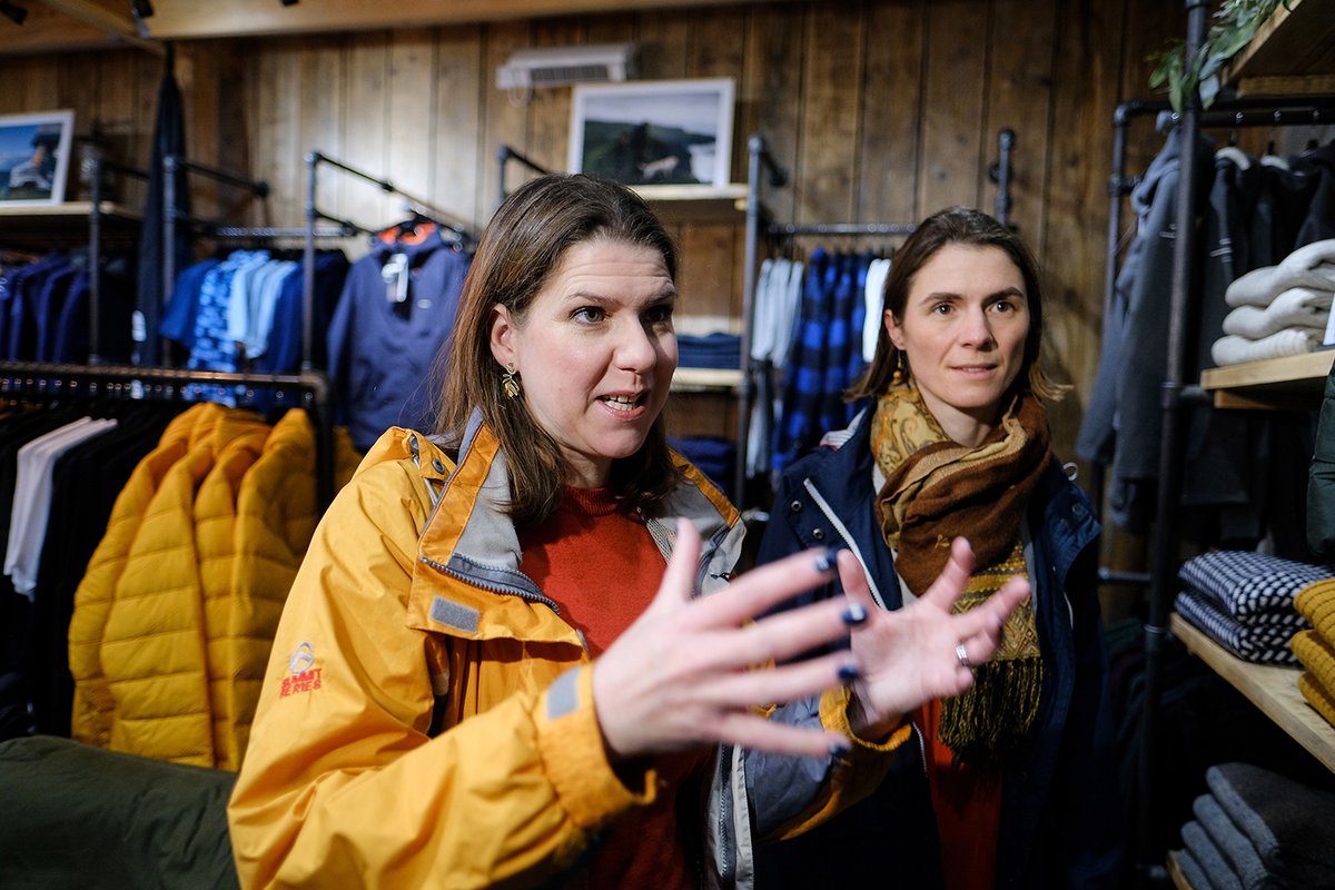 photogregmartin's tweet photo. Leader of the Liberal Democrats Jo Swinson visited @FinisterreUK in St Agnes this morning, joined by local candidate Ruth Gripper and shown around the company HQ by founder Tom Kay and his dog Otis.
https://t.co/MhMYJ8pOTV @CornwallLive https://t.co/ACUPPr9dyd