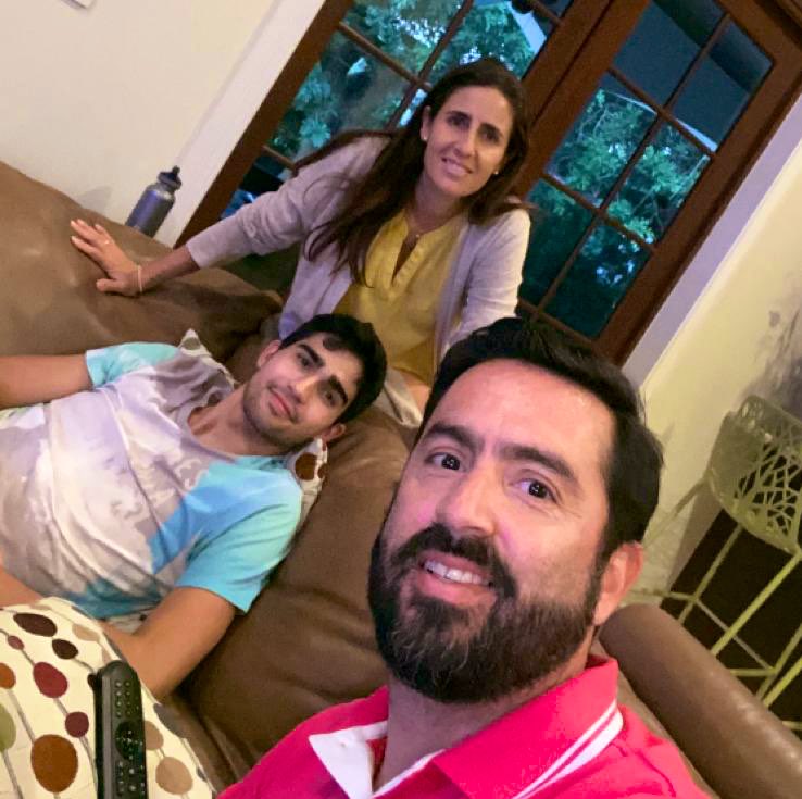 Dusde's tweet photo. Hace unos días visitamos a Juan Manuel. Su actitud positiva, su gratitud y energía alegran el alma. Les invito a ver esta emotiva entrevista con @EliperezCNN #staystrongJM el cielo es el límite ✊🏻 https://t.co/8aWnJR8qFP