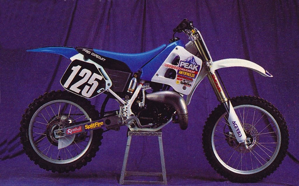 supercrossking's tweet image. Maybe @davidpingree101 was thinking about the 92 bikes versus the 91 bikes. The 91 bikes had the blue gas tanks while the 92 bikes had the white tanks.  #aheadoftheirtime #splitfire #procircuit #peak #peakantifreeze @PCraceteam @HondaPowersprts @JeremyMcGrath #supercross