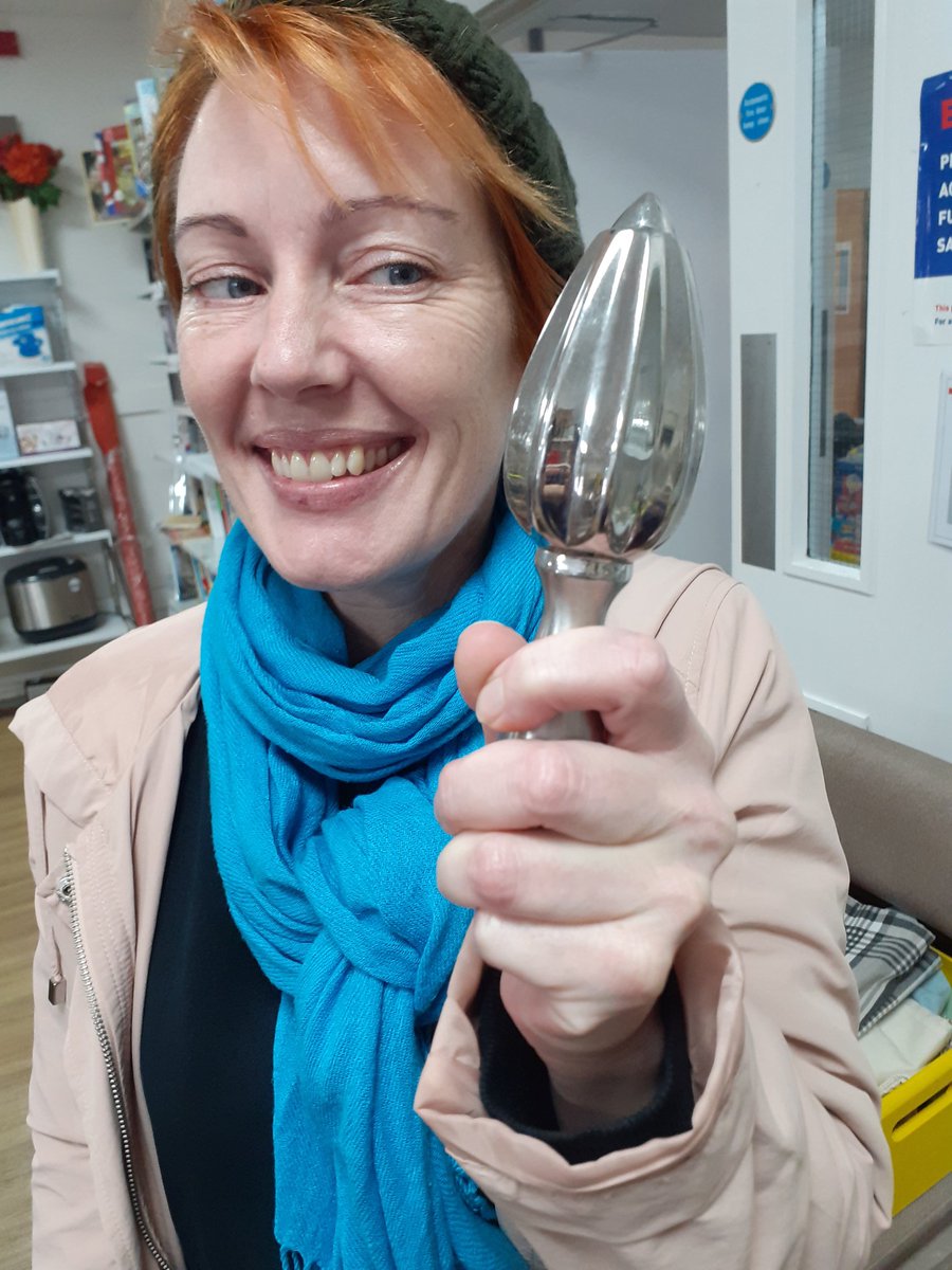 The things you find in charity shops.  I'm sure we  an find a use for this little object....@MissTrixyLamour 
Your ideas are welcome to 🤔