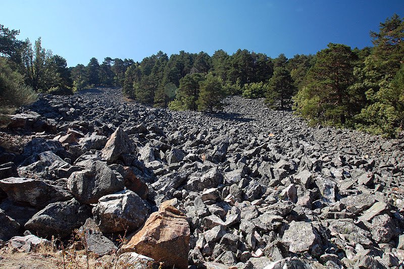 BGeotics's tweet image. ¿Sabías que en Orihuela del Tremedal (Teruel) se encuentra uno de los ríos de bloques más largos del mundo?
Los procesos de hielo-deshielo sobre cuarcitas paleozoicas han generado la acumulación de bloques y cantos (hasta 2,6km de largo y 4m de potencia).