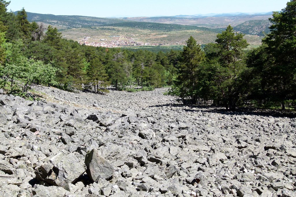 BGeotics's tweet image. ¿Sabías que en Orihuela del Tremedal (Teruel) se encuentra uno de los ríos de bloques más largos del mundo?
Los procesos de hielo-deshielo sobre cuarcitas paleozoicas han generado la acumulación de bloques y cantos (hasta 2,6km de largo y 4m de potencia).