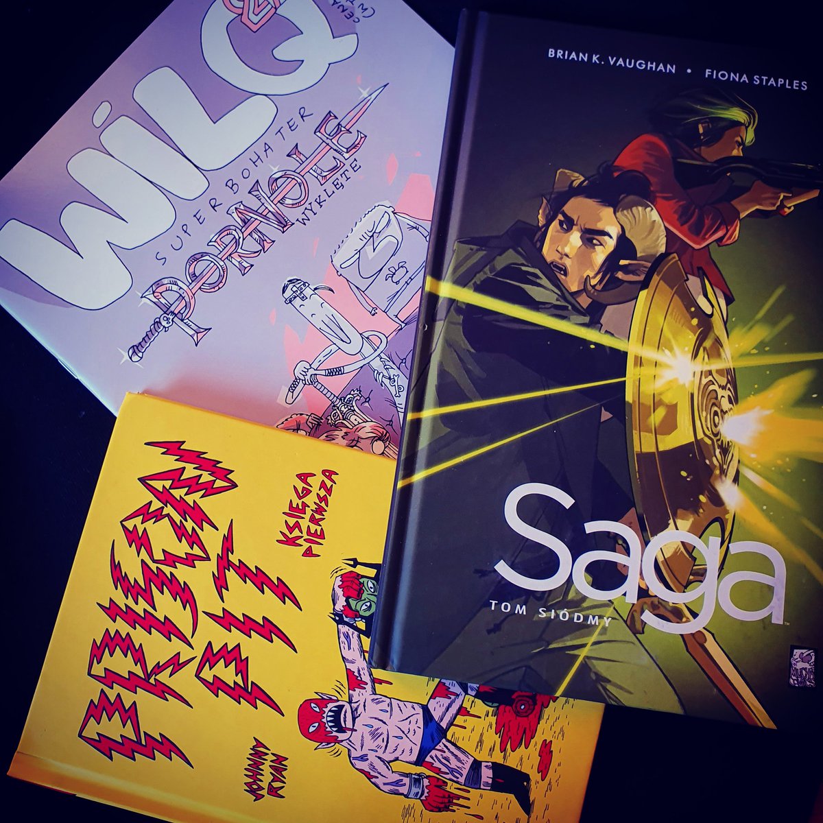 nerdheimpl's tweet photo. W tym odcinku #komiksy dla dorosłych 🤟
#saga #briankvaughan #fionastaples #wilq #wilqsuperbohater #prisonpit #johnnyrian #pornolewyklęte #komiks #czytamkomiksy #ksiazkowelove #książki #ksiazkoholizm #czytanie #terazczytam #nerdzenie https://t.co/PCuVTh3qBK