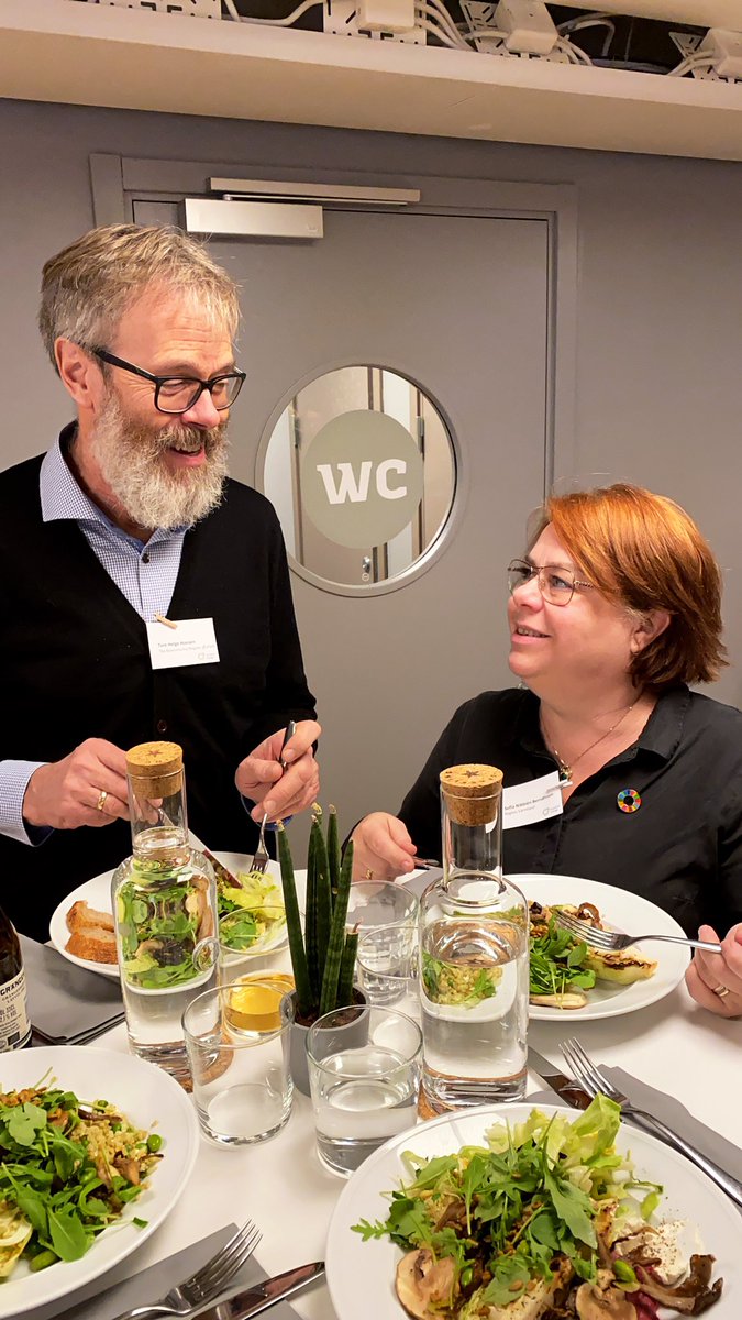 Projektledningen för <a href="/bioeconomyregio/">Bioeconomy Region</a> på plats på <a href="/FossilfrittSE/">Fossilfritt Sverige</a> konferens - Lätt för kommunerna att göra rätt”. Minglar ut vårt budskap under dagens fikapauser: Satsa på bioekonomi för en klimatets, människans och tillväxtens skull! #FossilFree #bioekonomi