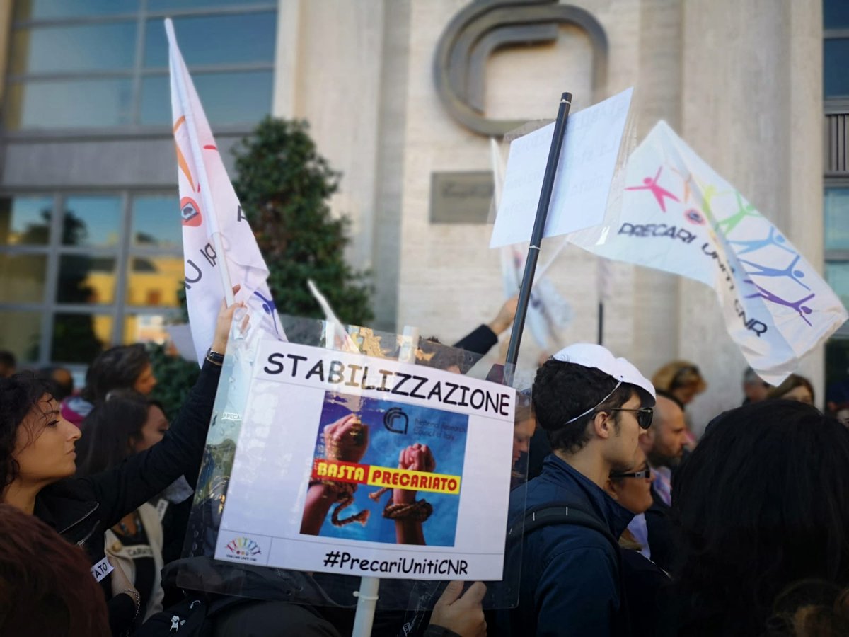PLMLNZ's tweet photo. #RT @PrecariUnitiCNR: Cari @lofioramonti e @gualtierieurope oggi #26novembre utilizziamo #OrizzontiPoetici per ribadire che più di 800 persone @PrecariUnitiCNR lavorano duro da anni per #ricercaPubblica e #futuro #Italia . Necessario #aumentoFOE per #sta… https://t.co/Dsxxm0OHbs