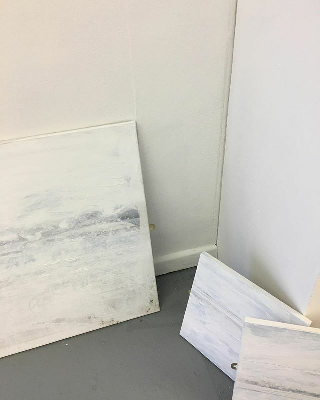 CrossStreetArts's tweet photo. Elaine Phipps work for #ColourInAbsence 🏳️🏳️🏳️🏳️🏳️
.
#shadesofwhite #snow #markmaking #artist #art #wiganart #artinwiganborough #gallery https://t.co/k04xUTFOjK https://t.co/ECijZ56Eta