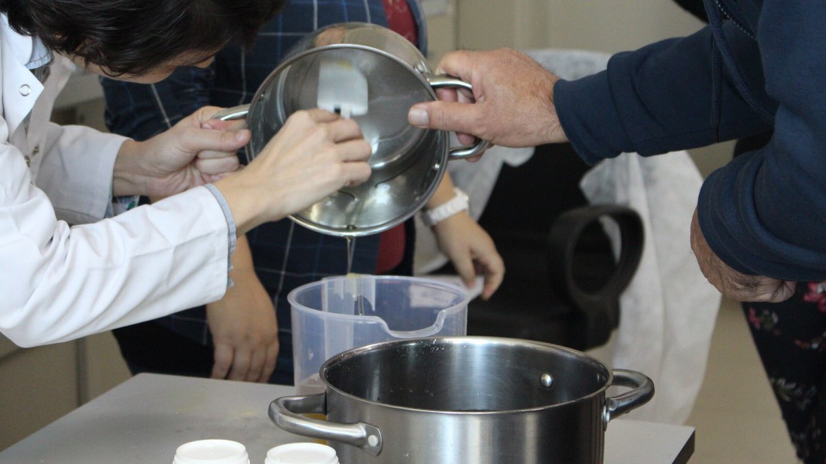 Öğretmeni ile Güçlü Okul Kapsamında Seda Lokum Ciner'in "Zeytin yağlı sabun yapımı" atölyesi ile öğretmenlerimiz doğal sabunlar yapmayı deneyimlediler.
<a href="/ziyaselcuk/">Ziya Selçuk</a> @hmzaydg <a href="/safran1958/">Mustafa SAFRAN</a> <a href="/memleventyazici/">Levent Yazıcı</a> <a href="/OnderBakan/">Önder BAKAN</a> <a href="/nesrin_kakirman/">Nesrin Kakırman</a> <a href="/adnanboyaci/">Adnan BOYACI</a> <a href="/tcmeb/">Millî Eğitim Bakanlığı</a> @Istanbul_ILMEM <a href="/tcbesiktas_/">Beşiktaş Kaymakamlığı</a>