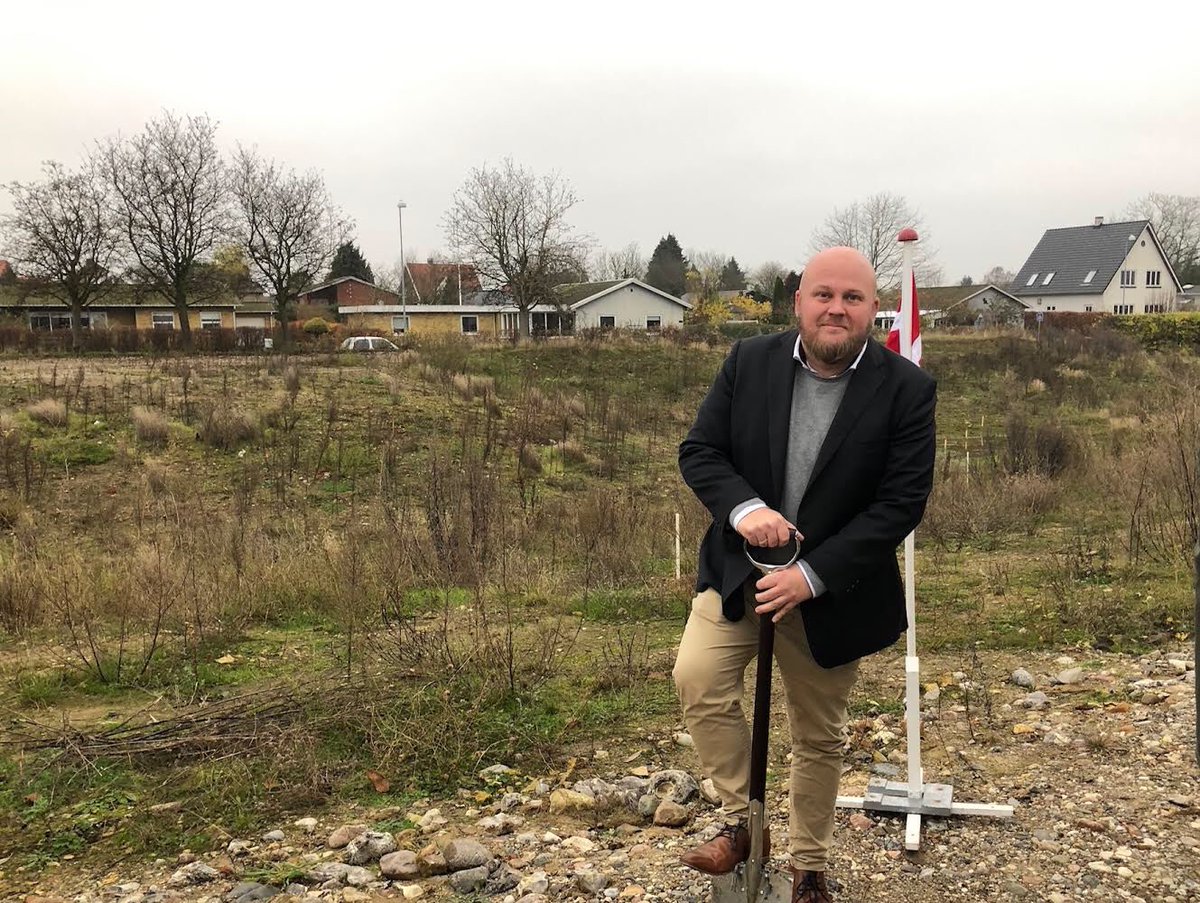 JacobLassen6's tweet photo. Boligminister @KaareDybvad tager første spadestik i Svendborg til et større boligprojekt, der blandt andet indebærer en ny #SPAR butik. Kædedirektør i SPAR @RichoBoss var naturligvis forbi i dagens anledning for at hilse på de fremmødte borgere. #spar #dagrofa #dkpol #dkbiz https://t.co/pb4s8qDEFj