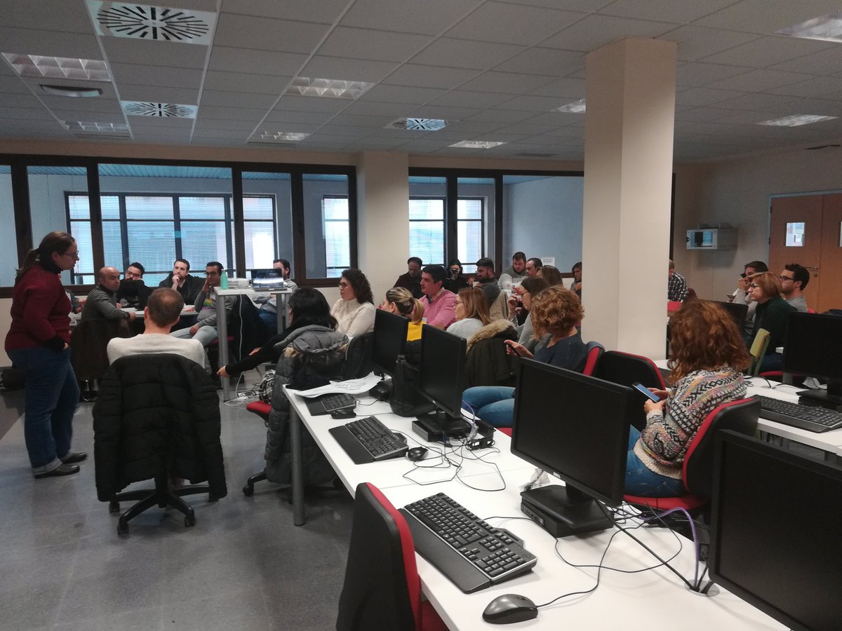 toarog's tweet photo. Aprovechando el bootcamp entrecomp @RedGuadalinfo en @CGmanchareal impartido muy amenamente por @ClarisseIsidoro con la compañia inigualable de @luaguive @MarianFDGr que muy amablemente nos han acompañado esta mañana https://t.co/h9goXxY3km
