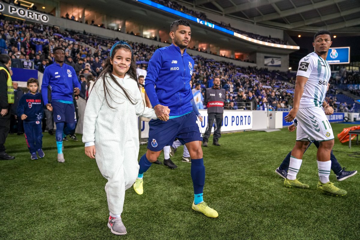 FCPorto's tweet photo. 🔵⚪ Os jogadores do FC Porto e do Vitória FC entraram em campo no último jogo acompanhados por crianças vestidas com pijama
👉 Iniciativa inserida na Missão Pijama, da associação Mundos de Vida
💪 Todas as crianças têm direito a uma família
#FCPorto #FCPVFC #TaçadePortugal https://t.co/GfUJQXpeaF