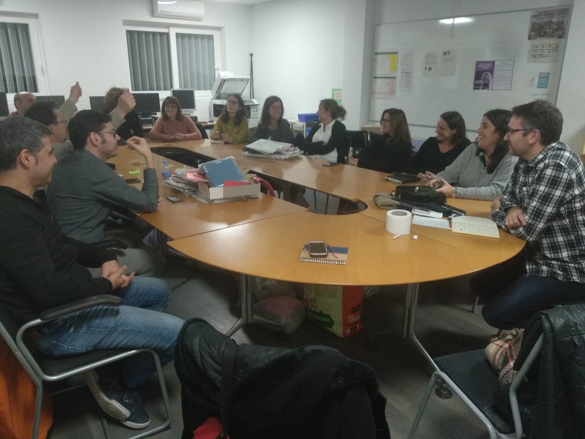 LaMaquiProtesta's tweet image. Ens tornem a trobar, els nostres nens s'han fet grans, ara patim la falta de previsió en el pas a secundària. Necessitem places d'Eso no massificades i de qualitat. @consorciedubcn @massa_merce @Lucia_MartinG @davidcadi @EscMaquinista