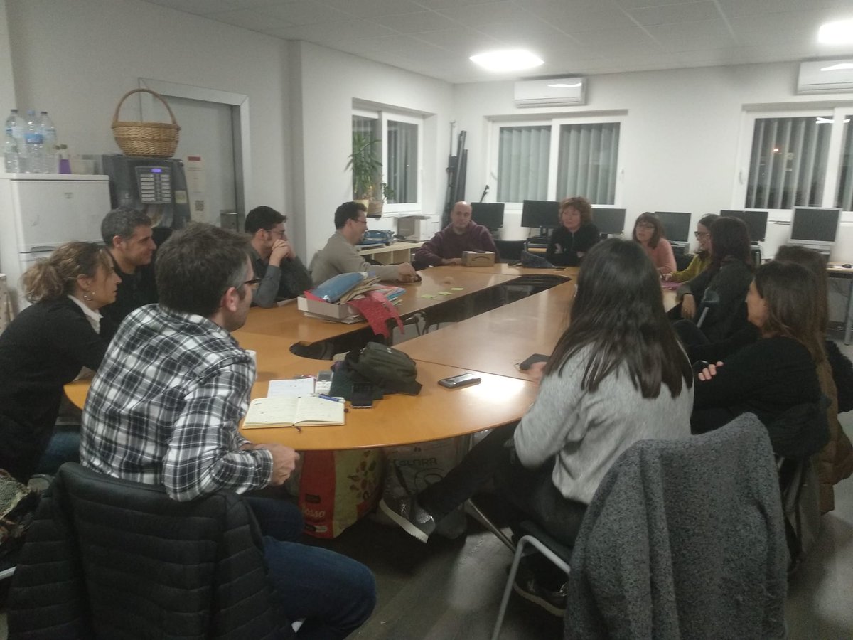 LaMaquiProtesta's tweet image. Ens tornem a trobar, els nostres nens s'han fet grans, ara patim la falta de previsió en el pas a secundària. Necessitem places d'Eso no massificades i de qualitat. @consorciedubcn @massa_merce @Lucia_MartinG @davidcadi @EscMaquinista