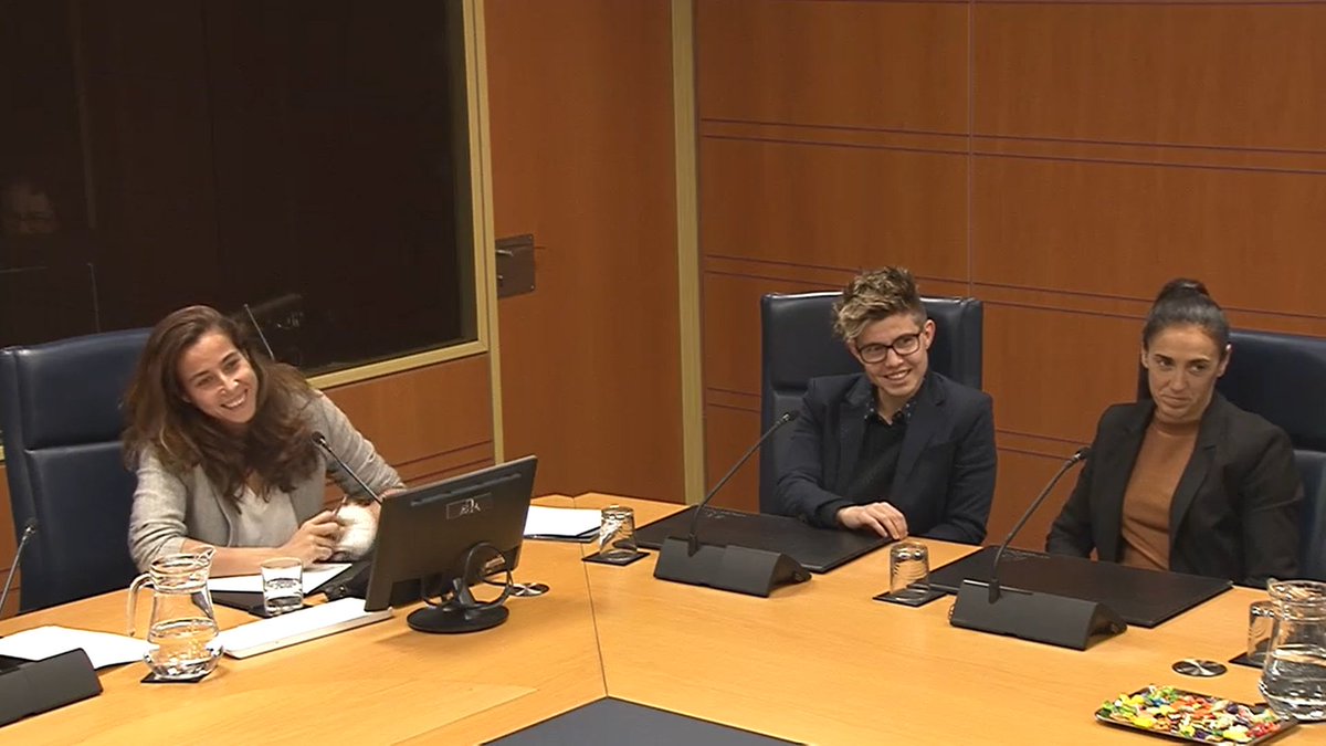 ✍️🏻 "Futbolistas en el Parlamento"

🆕 «@AinhoaTirapu, <a href="/Garazi3Murua/">Garazi Murua Astorkiza</a> y Vanesa Gimbert dejaron las botas y el uniforme en el vestuario para jugar una competición “simbólica y necesaria" en el Parlamento Vasco»

➡️ bit.ly/futbolistaspar…

cc: @rakeltxm <a href="/Edurne_Garcia_/">Edurne García</a>