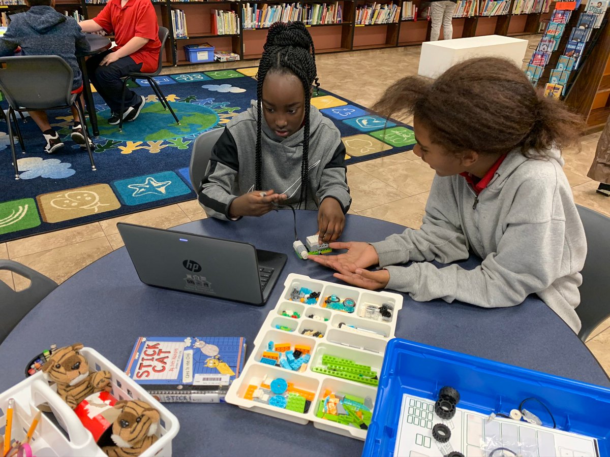 MichelleA_SPARK's tweet image. 5th graders in Ms. D&apos;Albora&apos;s Media Center @IndianRiverAcad use @LEGO_Education WeDo 2.0s to make the connection between Science &amp;amp; Technology and to see how robots help scientists go where humans can&apos;t &amp;amp; to solve real-world problems. #SPARK_IT #TechInSDIRC @IT_SDIRC @IRCSchools
