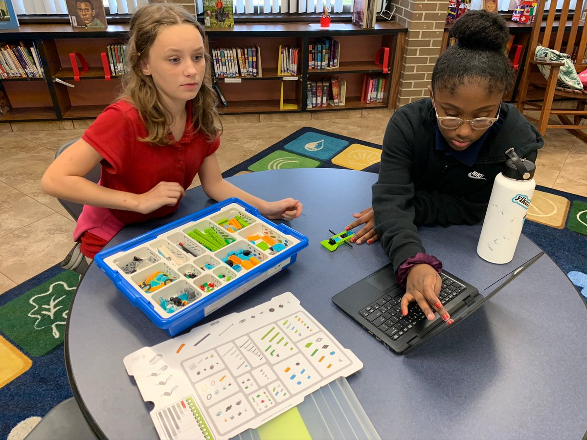 MichelleA_SPARK's tweet image. 5th graders in Ms. D&apos;Albora&apos;s Media Center @IndianRiverAcad use @LEGO_Education WeDo 2.0s to make the connection between Science &amp;amp; Technology and to see how robots help scientists go where humans can&apos;t &amp;amp; to solve real-world problems. #SPARK_IT #TechInSDIRC @IT_SDIRC @IRCSchools