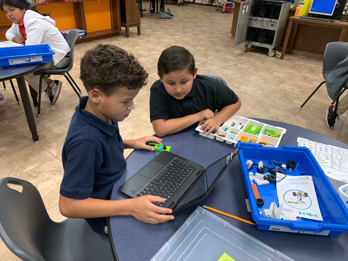 MichelleA_SPARK's tweet image. 5th graders in Ms. D&apos;Albora&apos;s Media Center @IndianRiverAcad use @LEGO_Education WeDo 2.0s to make the connection between Science &amp;amp; Technology and to see how robots help scientists go where humans can&apos;t &amp;amp; to solve real-world problems. #SPARK_IT #TechInSDIRC @IT_SDIRC @IRCSchools