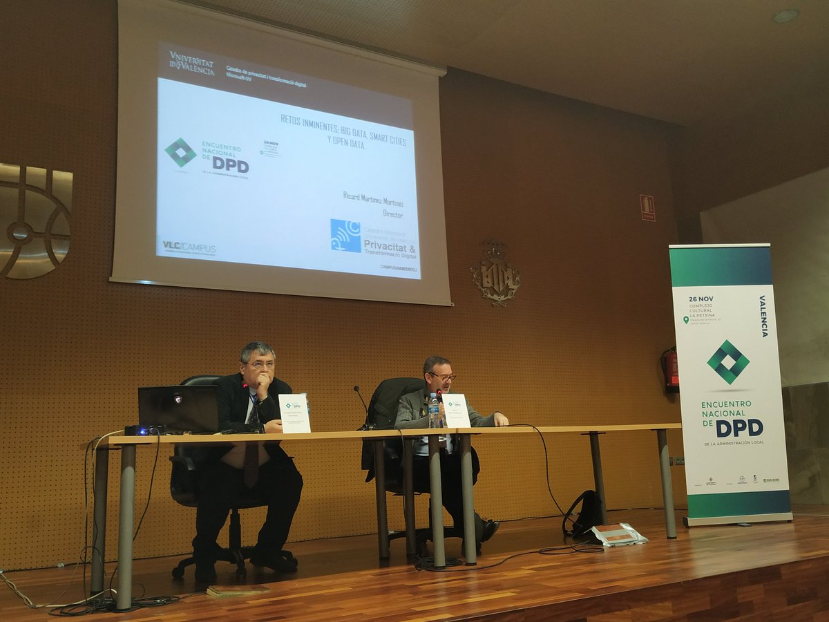 Brillante ponencia vía <a href="/ricardmm/">Ricardo Maldonado</a> en #encuentroDPD2019 sobre big data, smart cities y open data.
Pregunta maestro 🙋🏻‍♀️🙋🏻‍♂️:
Estamos ante nueva infraestructura pública al mismo nivel que vías, carreteras, saneamiento de ciudades,...⁉️
Yo lo veo claro: #DataAsPublicInfraestructure