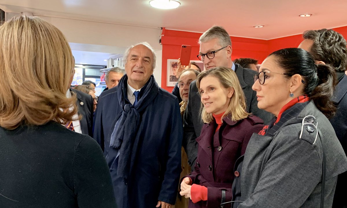 AgnesRunacher's tweet photo. A Dijon avec les représentants des commerçants pour lancer un appel aux Français pour les fêtes de fin d’année : pensez à vos commerçants et à vos artisans de proximité. C’est bon pour notre économie, c’est bon pour l’emploi et c’est bon pour nos territoires ! #JaimeMonCommerce https://t.co/Xqpow0vGAP