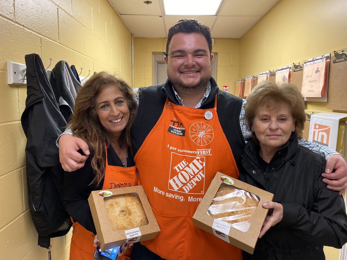 Pies for #4280 employees! Gobble gobble! @MichaelJMarz @homedepot4280 @THDTimRoque @samos_paul @Felix_ASM4280 @maryanne_stl #takingcareofourpeople #d100proud