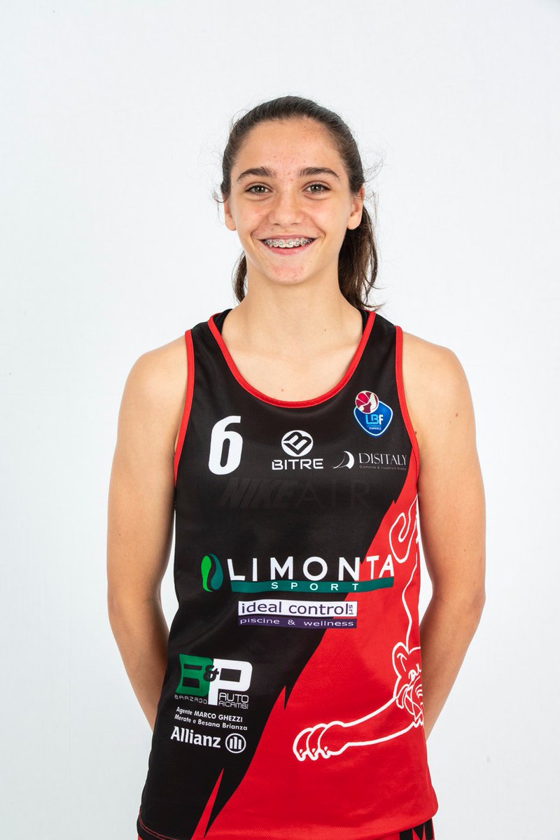 Matilde Villa, la nueva del baloncesto italiano, se sale con 14 años
