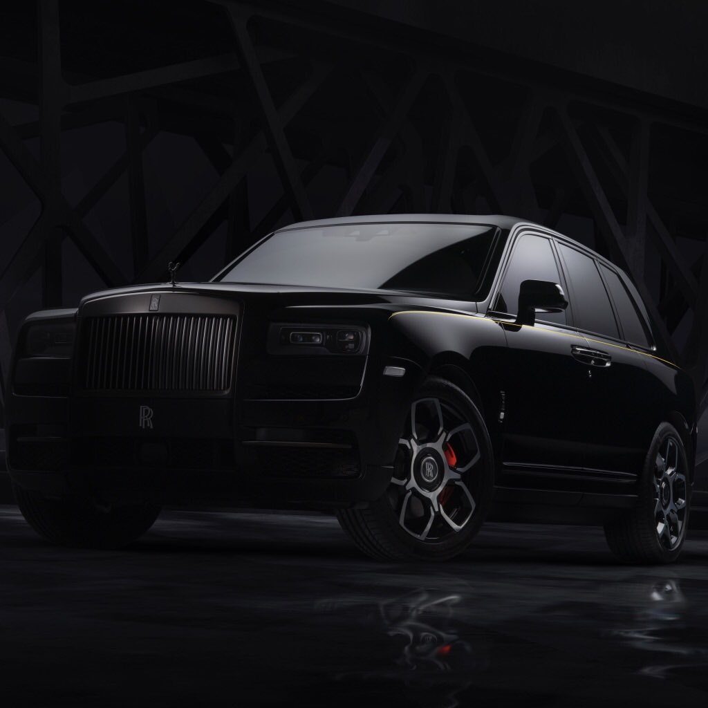 Hiper zenginlerin günlük hayatı hep biraz karanlıkta kalmıştır. #RollsRoyce #Cullinan #BlackBadge vesilesiyle bir kısmını aydınlatıyoruz... Yollardaki kısmını. 
arabazzi.com/cullinan-black…