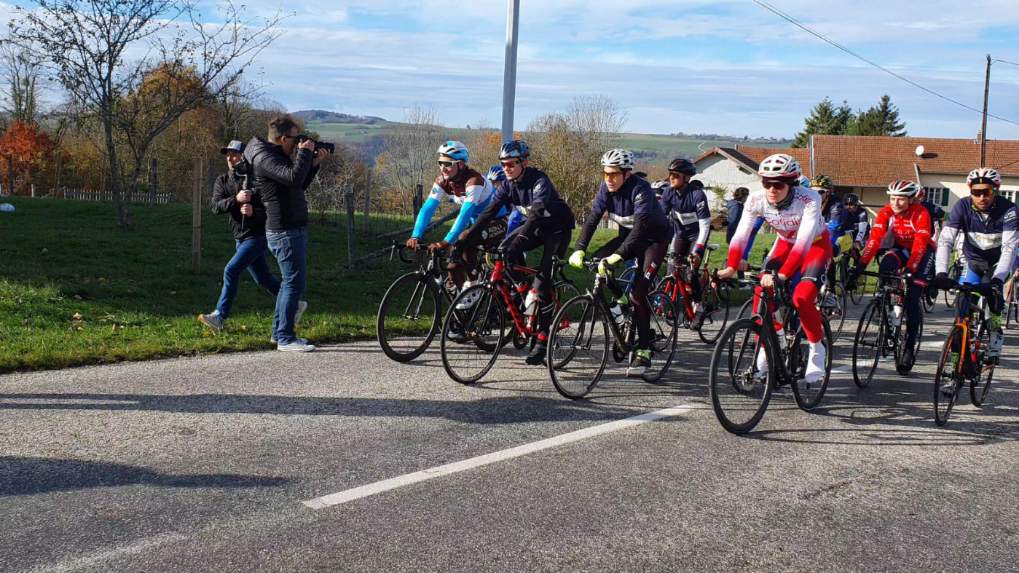 CDIsere's tweet photo. 🚴♂️🚴♀️Les 38 cyclistes qui ont effectués le parcours de reconnaissance de la future étape La Tour-du-Pin/Villard-de-Lans du #TourdeFrance 2020 sont arrivés à Voiron.
Petite pause restauration avant les tables rondes animées par #AlexandrePasteur, la voix du Tour🤩
#TDF2020 https://t.co/X3w2Gc4tSQ