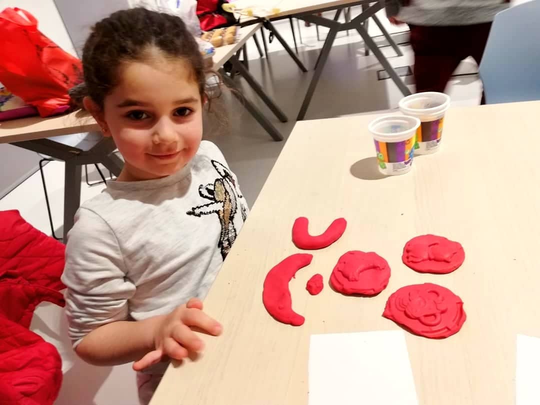 OpenMindTiel's tweet photo. Creative manier door de docenten van de kinderen💪🏻😍
Iedere woensdagmiddag krijgen de kinderen🧒👧🏻gezellige Arabische taal lessen📕✏
in de #Bibliotheek_Rivierenland
@OBRivierenland @bibliotheek
@gemTiel #open_mind #kinderen #Arabisch #Nederlands #boeken #leren #gezellig #alfabet https://t.co/zyzZ7qOjlO