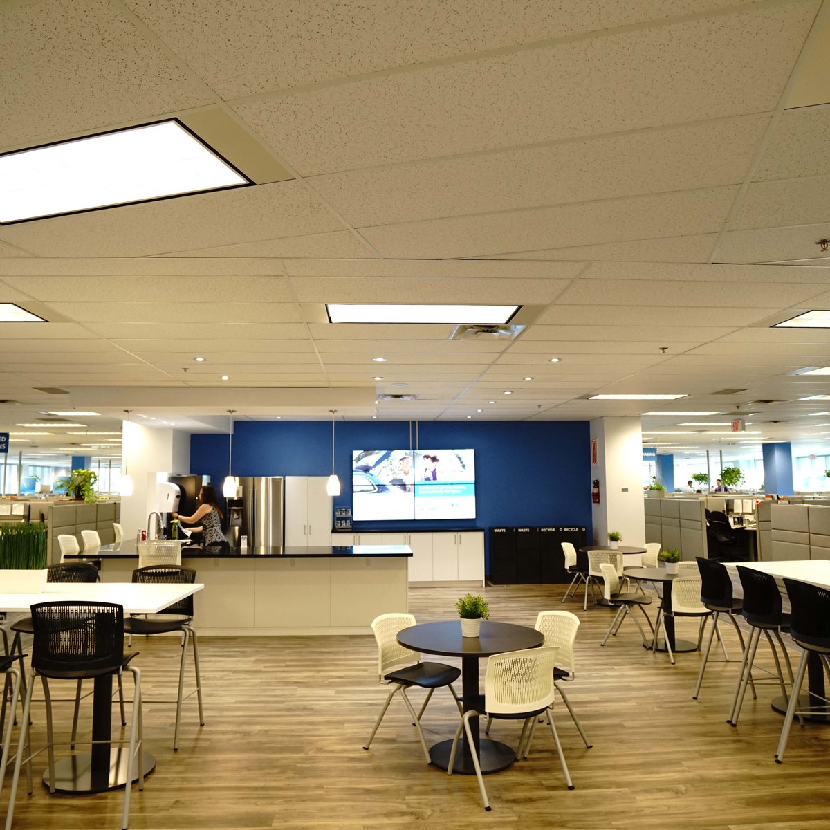 WDIGroup's tweet photo. WDI Group was brought in to renovate the existing space to create a fresh, modern, and efficient workspace at @IngramContent.
Fulll Project Details:
https://t.co/4ydzVNiBv8
#WDIGroup #OfficeDesigners #WorkPlaceDesign #OfficeRenovations #CorporateInteriorDesign https://t.co/vmmI7njILb