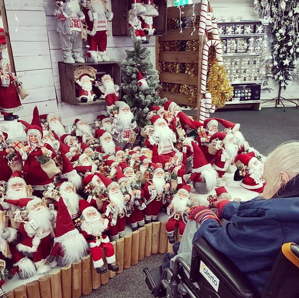 Southern_hc's tweet photo. 🎄It’s beginning to feel a lot like Christmas 🎄

We took some of our residents from Sefton Hall in Dawlish out yesterday and we already can’t wait for the Christmas celebrations to begin😍☃️ 

#activitiesincare #carehome #carematters #dementiamatters https://t.co/q3HgJowrRK