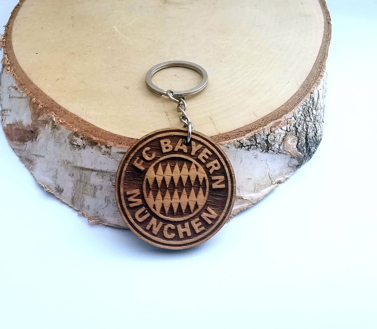 andra_389's tweet image. FC Bayern Keychain, Beech Wood, Sign Keychain, Logo Keychain, Environmental Friendly Green materials tuppu.net/90fdf816 #keychain #Etsy #CoolKeychain
