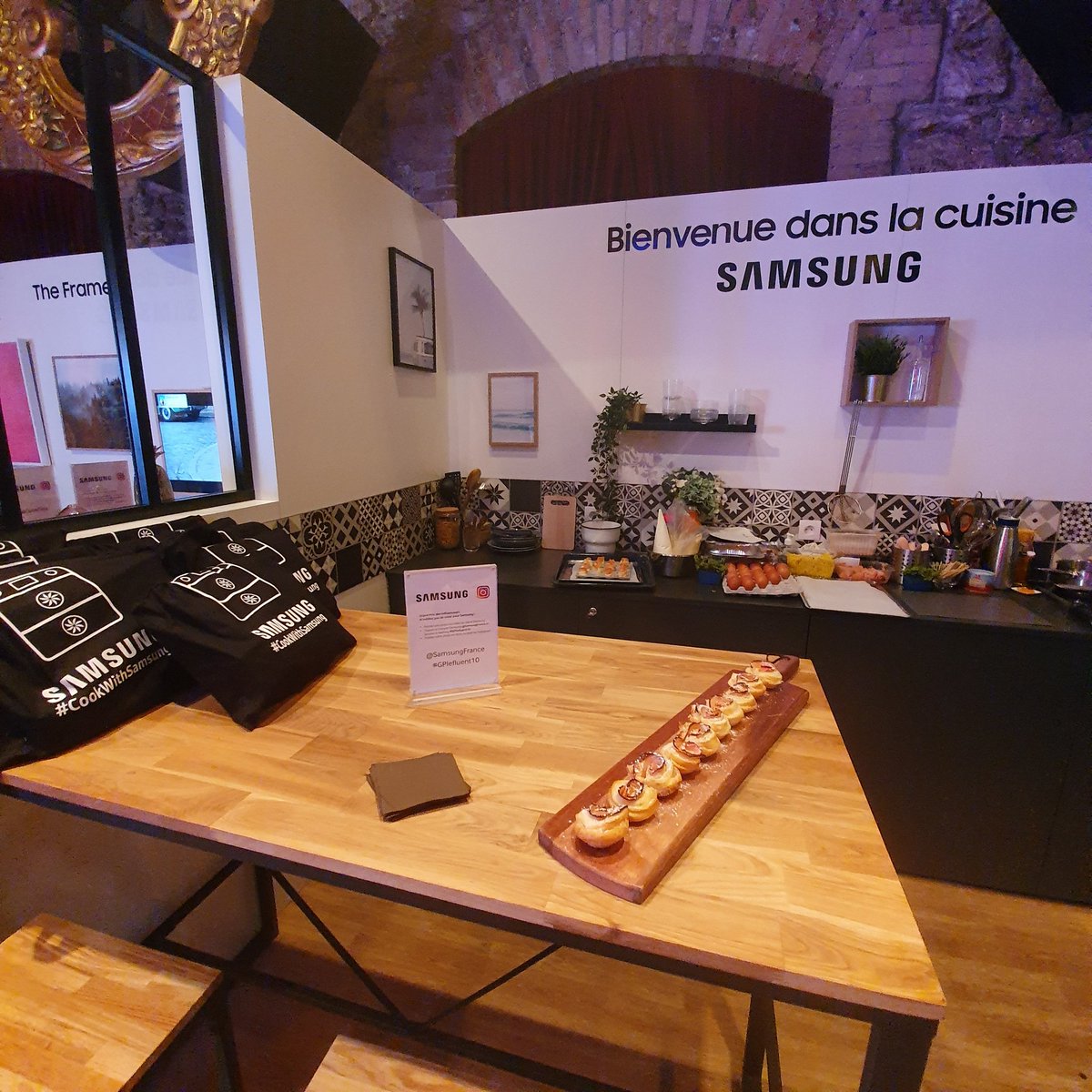 SamsungFR's tweet photo. Aujourd'hui, Samsung est présent au salon #eFluent10 pour faire découvrir ses innovations aux parents les plus connectés. Au programme : ateliers ludiques et nombreuses surprises !  🎉 https://t.co/tMBRhhcJ4C