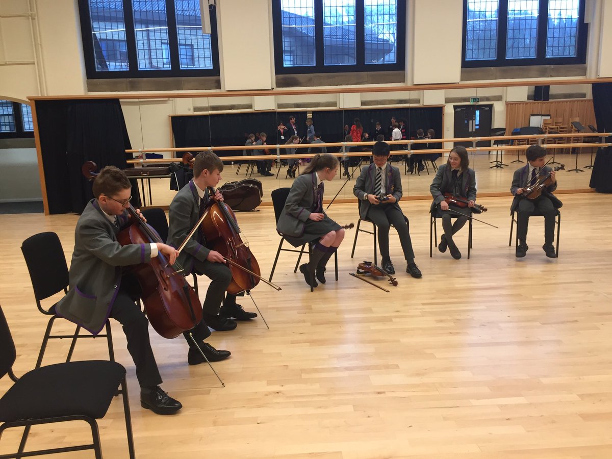 ChoristerSchool's tweet photo. Time to tune! #welovemusic #stringday @AmpleforthColl https://t.co/LyVfirgOnX