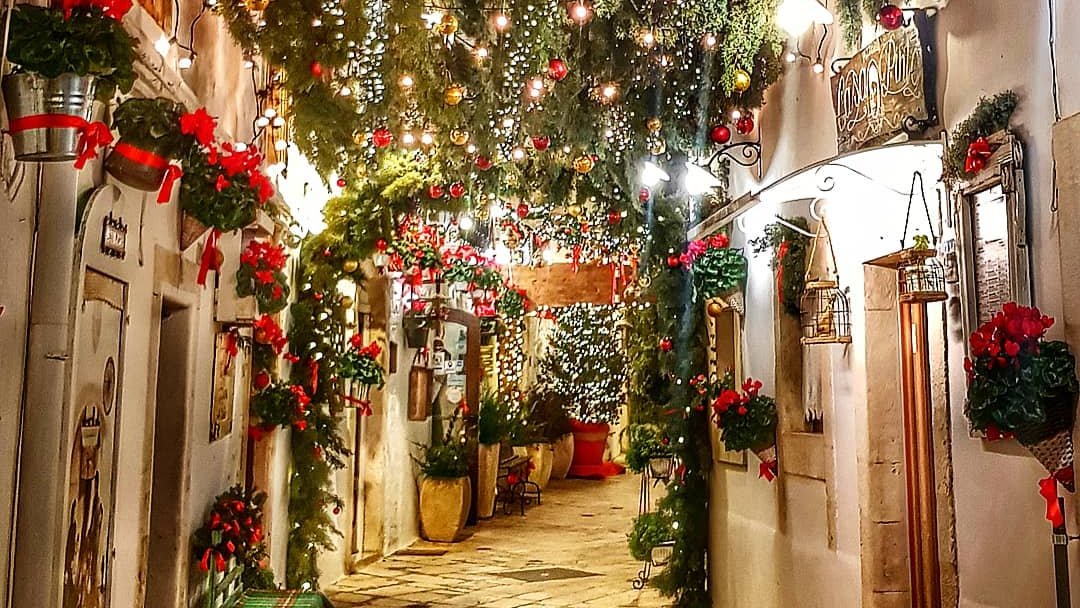 Italia's tweet photo. Che programmi avete per #Natale? 🎄 Locorotondo in #Puglia è ancora più magica in questo periodo dell'anno! 🤩

Do you have plans for #Christmas? 🎄 Locorotondo in Puglia s even more magical at this time of year! 🤩

#TreasureItaly

📷 IG girasole_assolato https://t.co/bUQEnc5zoY