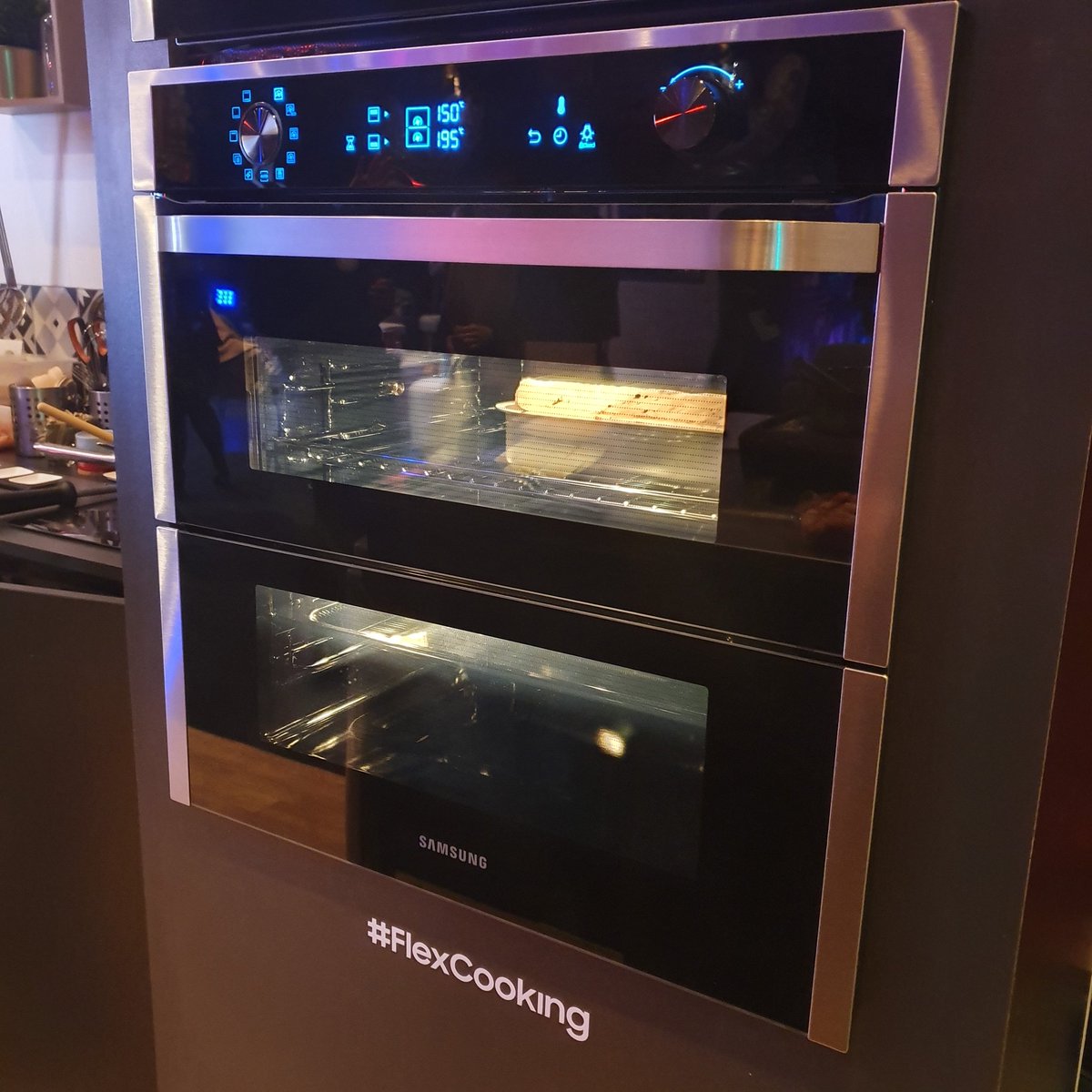 SamsungFR's tweet photo. Découvrez le stand Samsung et son four 3-en-1 #DualCookFlex, idéal pour les parents qui cherchent à gagner du temps. ⏲ #CookWithSamsung https://t.co/JqVlS1ccPN