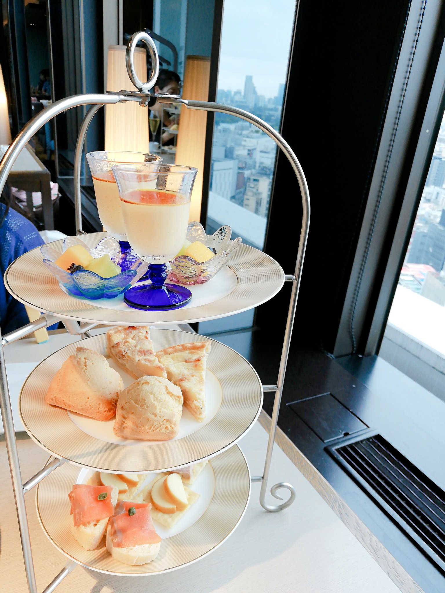 おすすめアフタヌーンティーを紹介するみなさん Twitter