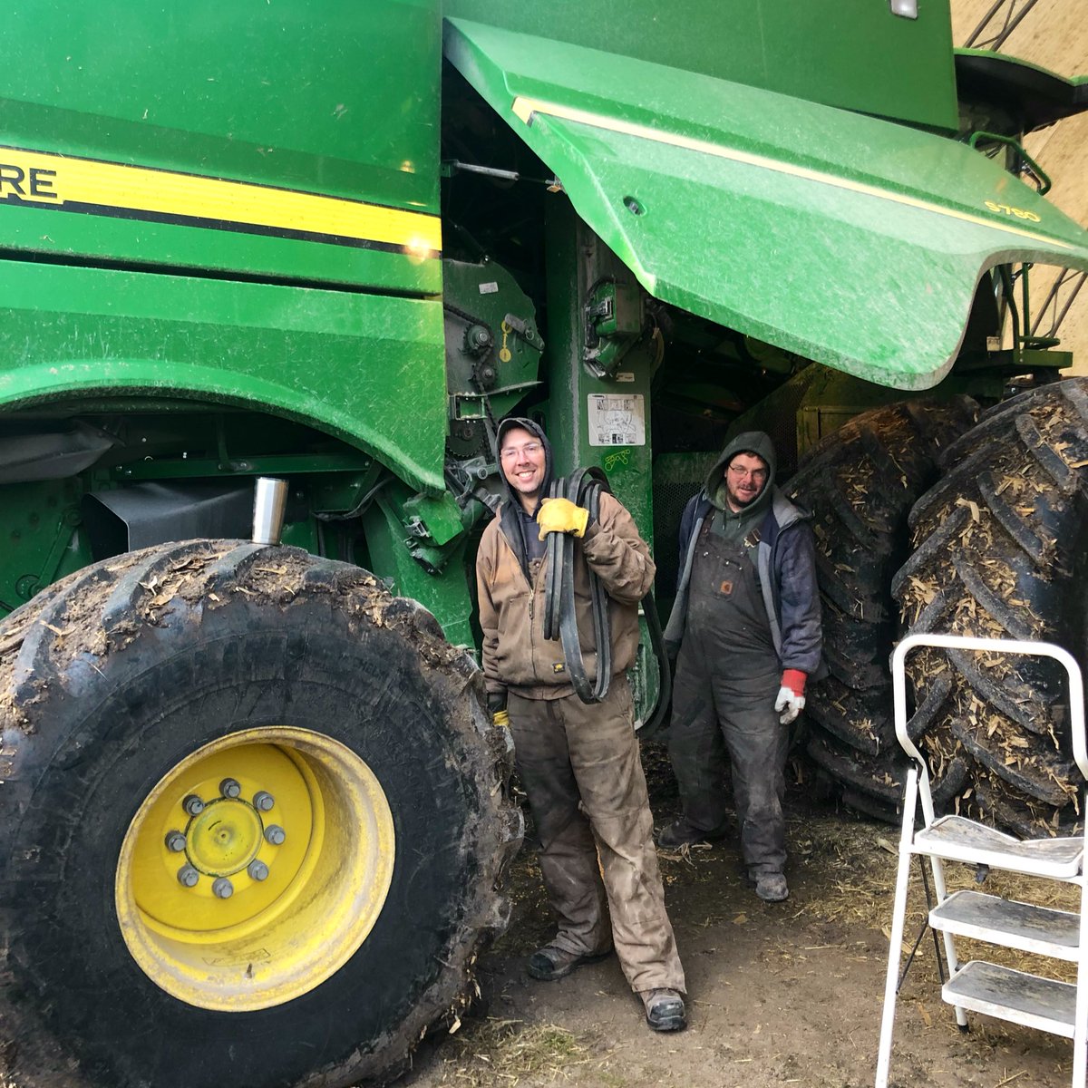 MdMcLean1's tweet photo. Never seen a guy so happy to be wrenching on a green combine as @Dungannon_Dan #MinorDelay https://t.co/2Wqxm6gRTX