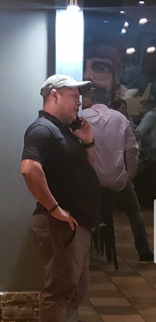 DragonJAR's tweet photo. ¿Alguien en #Panama conoce este señor?, nos lo hemos topado ya 2 veces en 2 lugares públicos distintos y siempre tomando fotos hacia dónde estamos. https://t.co/WEHiy6j0kY