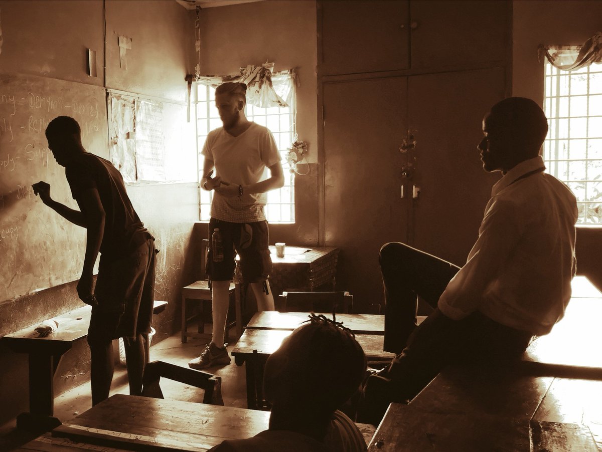 TransformSalone's tweet photo. Tim helping students brush up on their verbs and tenses on his recent visit to Sierra Leone.
#TransformSalone #SierraLeone #Salone #BrighterFuture #WorkingTogether #education #sponsorship #volunteering #sweetsalone https://t.co/X2JQ5FOfuV