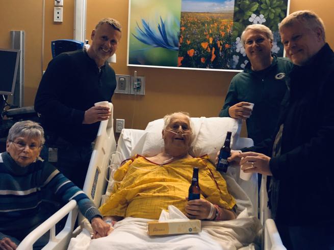 AltriMondiGazza's tweet photo. Chiede di bere un’ultima birra prima di morire, la famiglia brinda con lui all’ospedale: la storia di Norbert #Schemm commuove gli Usa. https://t.co/uIPOvvOhO1