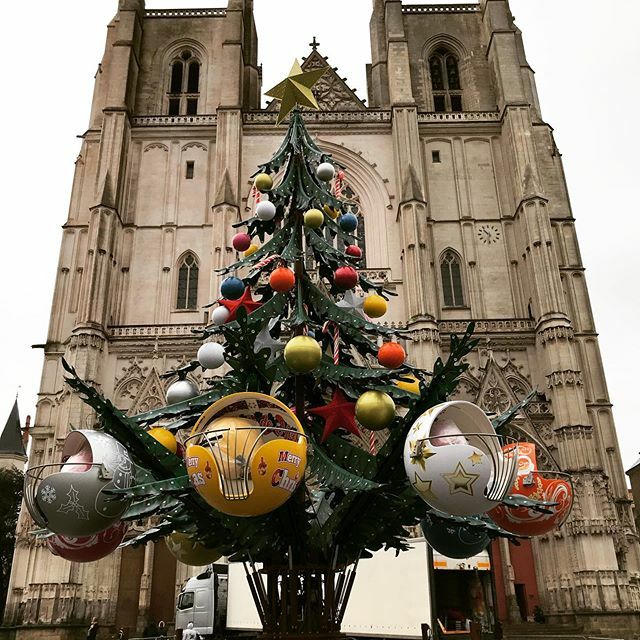 Le manège s’installe, Noël arrive ! Encore 1 mois pour investir en 2019 !#nantes #cathedralenantes #fetesdefindannee #conseilfinanciernantes #reductionimpots ift.tt/2DkG6Kk
