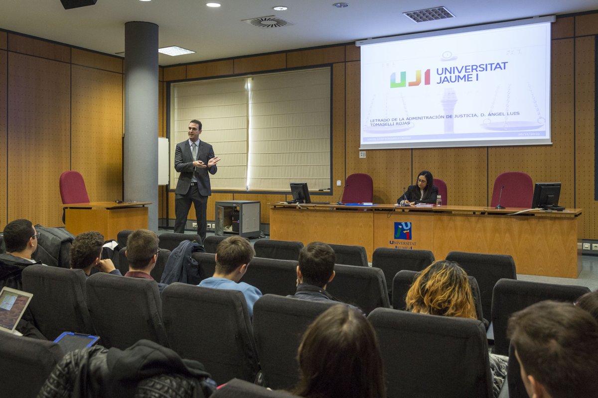 MadridBoquin's tweet photo. Gracias @angeltomaselli por tu conferencia de esta mañana en la @FCJE_UJI . Hemos reflexionado y aprendido sobre la problemática práctica de la #EjecuciónDineraria. Principal lección aprendida: Pagar nuestras deudas !!! 💰⚖️📨⛓️🚗🏠 #ProcesoCivil #DR1021 https://t.co/GgooOk0b6u