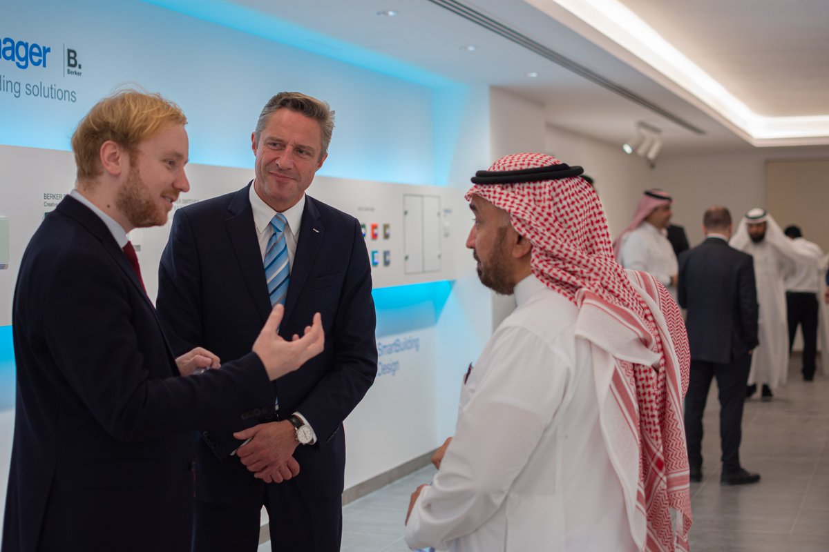 AlnasserCompany's tweet photo. تشرفنا بحضور السيد جان لوتز ممثل الأتصال الألماني للشؤون الاقتصادية بإفتتاح قسم #البيت_الذكي #Smart_Home بالرياض بحضور وفد من شركة #هاجر الألمانية.

@hagergroup
 #homeoflight #WeAreSmartBuilding #WeAreDesign https://t.co/e1P4DJYGxh