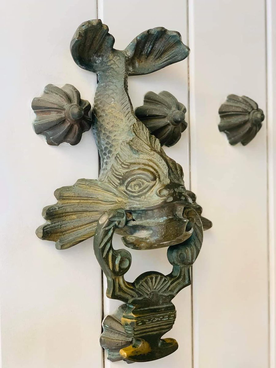otavTravelBlog's tweet image. Door Knockers of Cartagena Walled City in Colombia. 
Marine motifs adorn the doors of families who made their living from the sea. Lions were for leadership and the army. Lizards represented royalty and high society and so on. A sort of sign to let everyone know who lived inside.