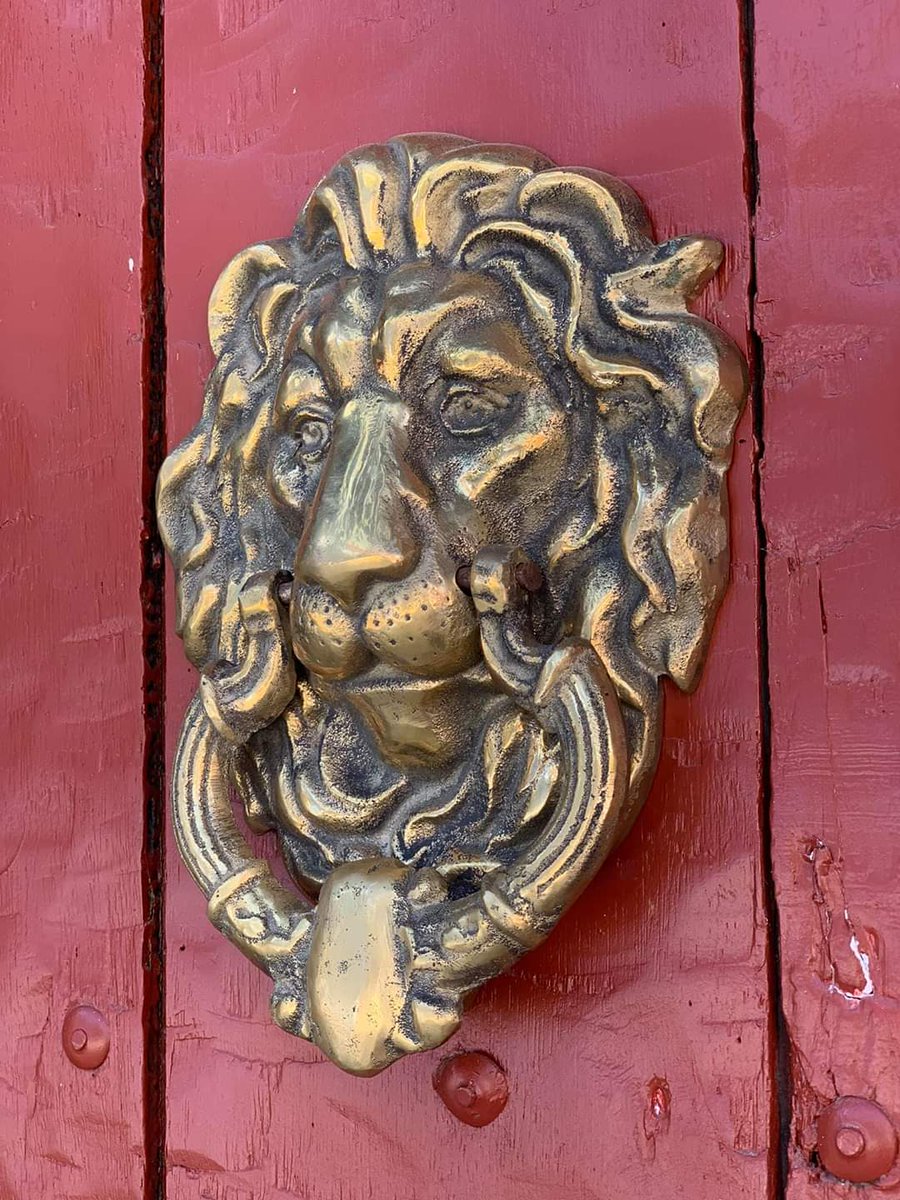 otavTravelBlog's tweet image. Door Knockers of Cartagena Walled City in Colombia. 
Marine motifs adorn the doors of families who made their living from the sea. Lions were for leadership and the army. Lizards represented royalty and high society and so on. A sort of sign to let everyone know who lived inside.