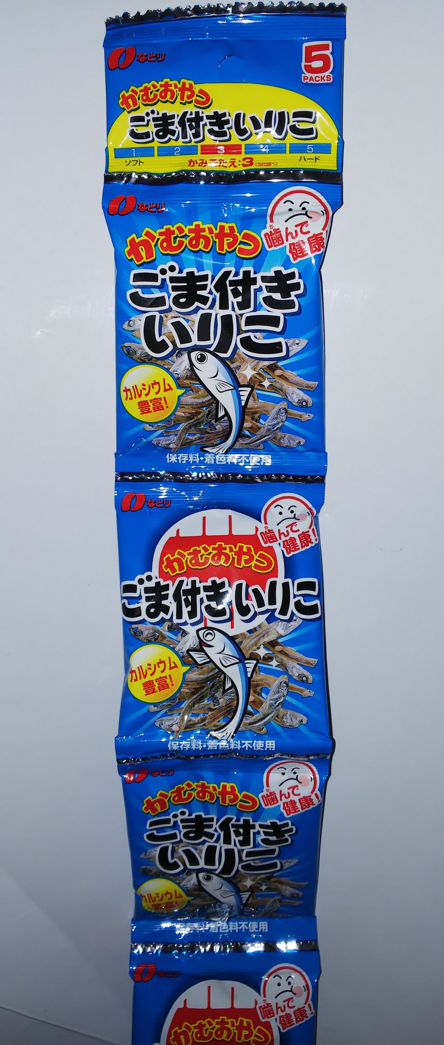 コンビニおつまみ評論家 かむおやつ ごま付きいりこ 小袋が5個つながった パックです 固すぎず でも噛みごたえがあって ごまも香ばしくて 美味しかったです おさかなクイズがかわいい ごまいりこ 噛む おさかなクイズ 1袋4g当たり15kcal