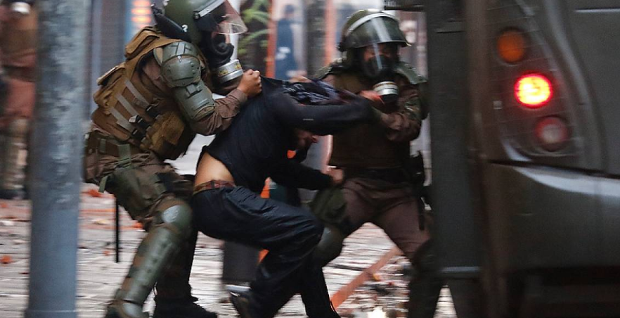 PublimetroChile's tweet photo. Segundo golpe lapidario contra Carabineros: Human Rights Watch denuncia "graves violaciones a derechos humanos" en Chile y pide una reforma policial urgente al Gobierno de Piñera https://t.co/oEWIAkxrik https://t.co/TJPemPc4oN