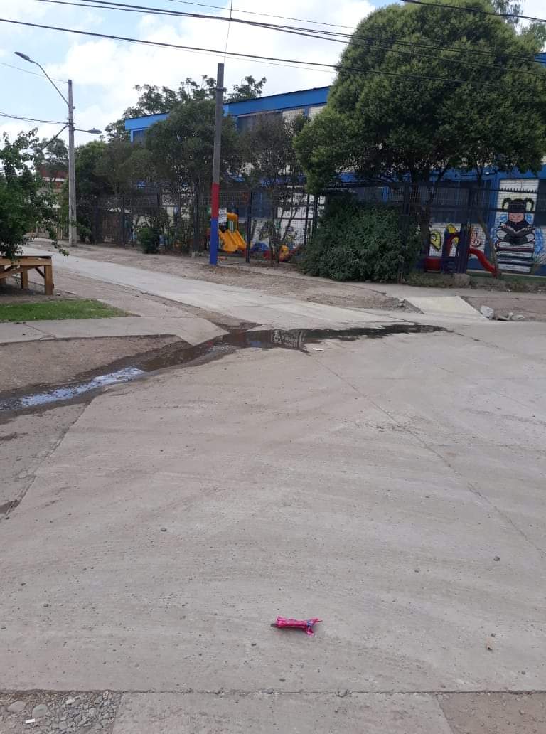 KarismeD's tweet photo. @SMAPA_MAIPU 
Buen día, desde el sábado estamos soportando el mal olor de una cámara de aguas servidas que esta saliendo agua hacia la calle fuera de la casa y frente al Colegio.
Esto es en Est.Central. pje la Bahía con pje la Garrocha. Villa Francia.
Nadie contesta en smapa. https://t.co/E1tnWf4ugp
