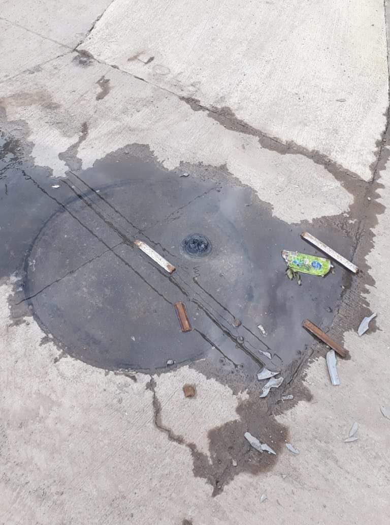 KarismeD's tweet photo. @SMAPA_MAIPU 
Buen día, desde el sábado estamos soportando el mal olor de una cámara de aguas servidas que esta saliendo agua hacia la calle fuera de la casa y frente al Colegio.
Esto es en Est.Central. pje la Bahía con pje la Garrocha. Villa Francia.
Nadie contesta en smapa. https://t.co/E1tnWf4ugp