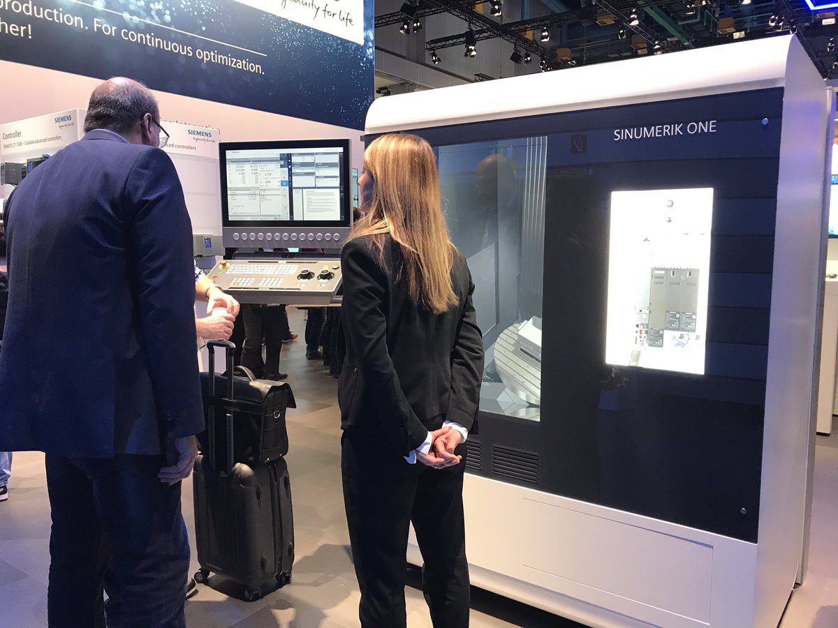 Andrea_Kerber's tweet photo. This is #digitaltransformation perfection! The #Sinumerikone #bringsideastolife and can be admired at @spsmesse in hall 11. Learn more: https://t.co/O2GNGnChQ8 #digitaltwin #sps_live https://t.co/y7EbYuMR0W