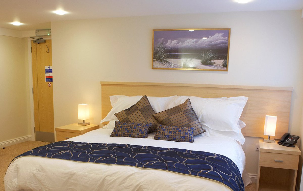 Our double rooms are equipped with everything you need for a relaxing and pleasant stay qoo.ly/zzzzeak